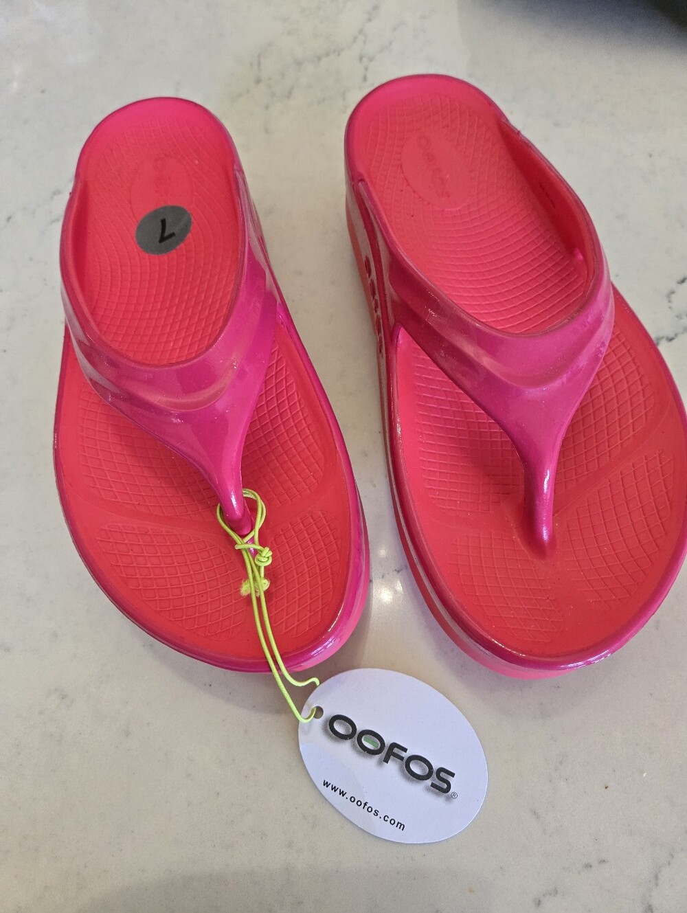 OOFOS OOlala Luxe Recovery Flip-Flops Women's Size 7 Neon Berry Punch Pink - Picture 8 of 8